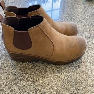 Cute brown Dansko booties. Size 39. In EUC.
